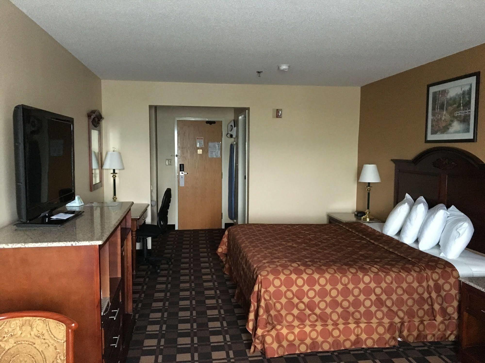 Cabot Inn & Suites Lancaster Exterior photo